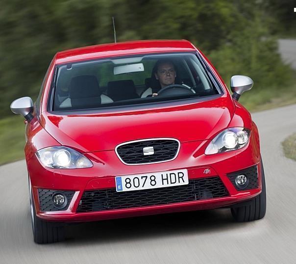 Prägnantestes Merkmal des Leon FR ist seine Front mit Scheinwerfern in Form von Luchsaugen, einer tiefen Frontschürze mit drei großen, wabenvergitterten Kühlluftöffnungen. Foto: Seat/Auto-Reporter.NET